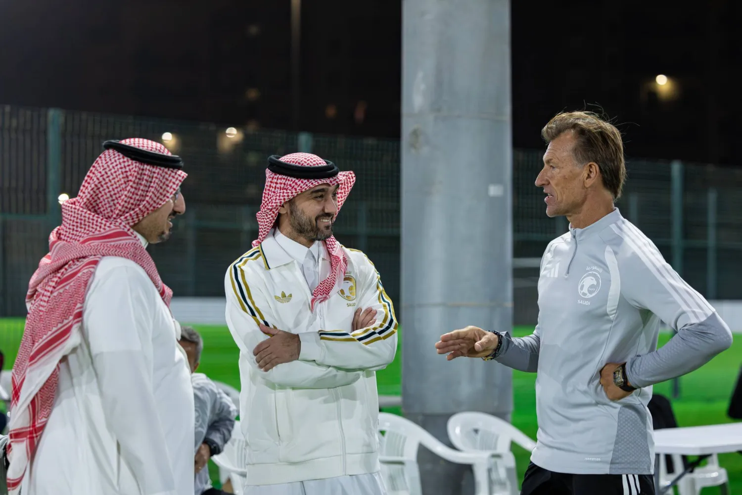 الأمير عبدالعزيز الفيصل في حديث مع رينارد بحضور المسحل ويبدو مرتديا قميص الأخضر الجديد (المنتخب السعودي)