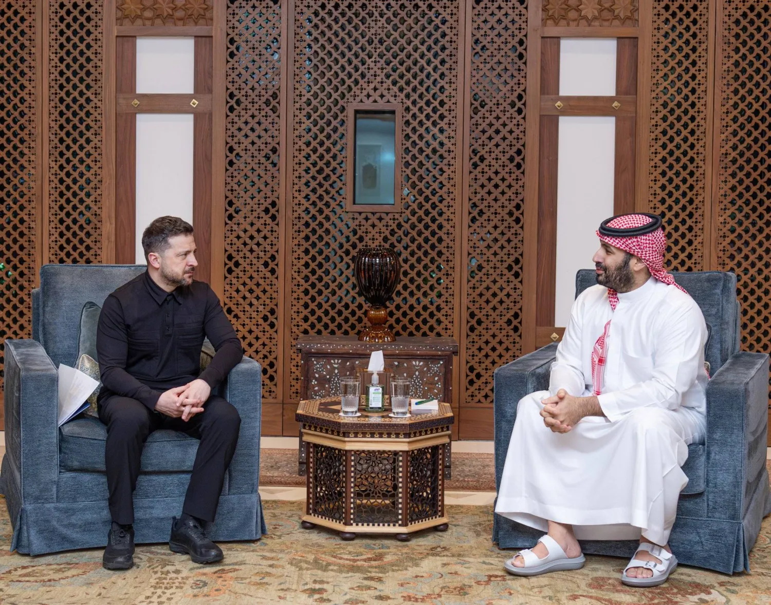 ولي العهد السعودي الأمير محمد بن سلمان لدى لقائه الرئيس الأوكراني فولوديمير زيلينسكي في جدة (واس)