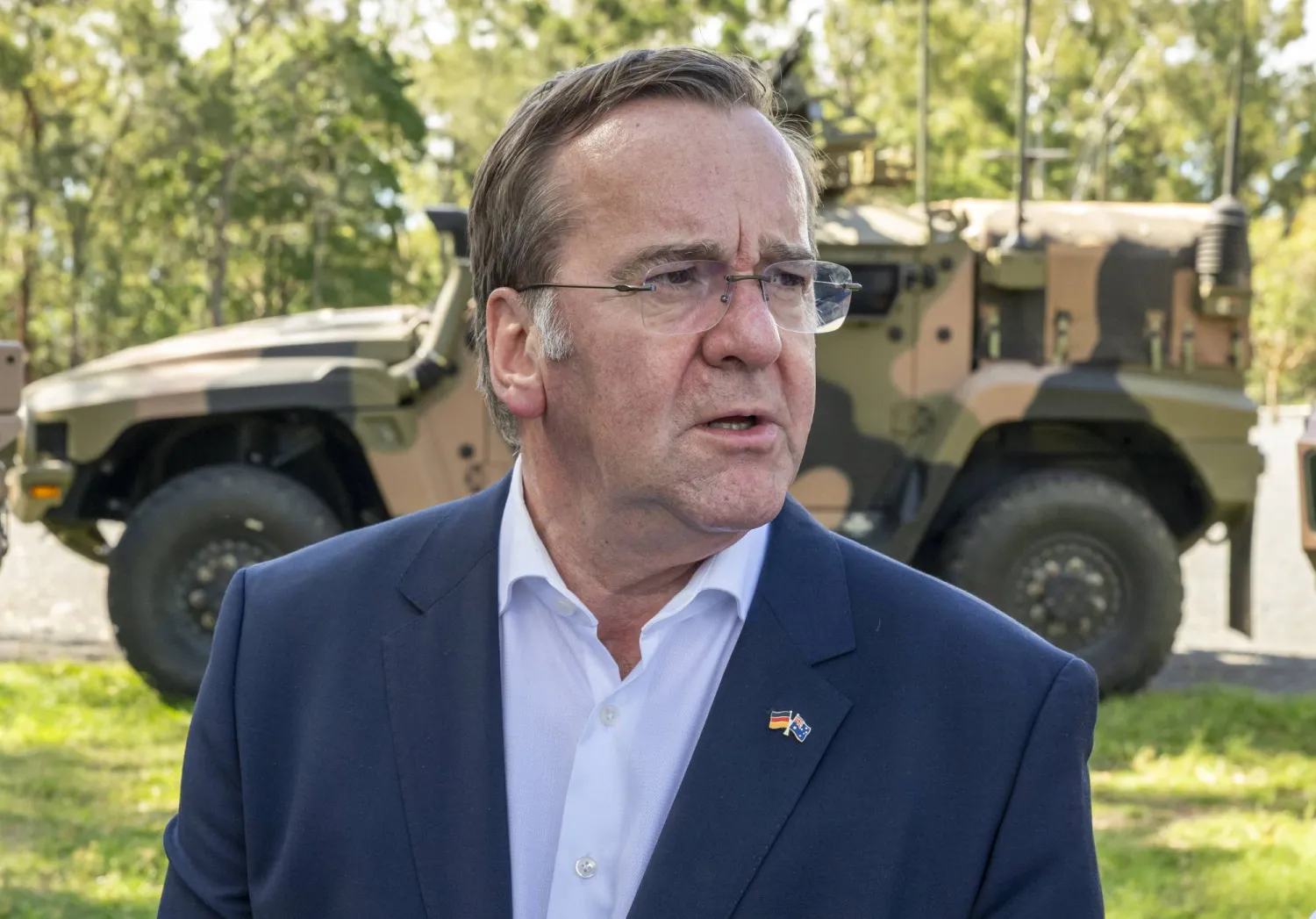 بوريس بيستوريوس وزير الدفاع الألماني خلال زيارته قاعدة عسكرية في بريسبان بأستراليا في 27 مارس 2026 (د.ب.أ)