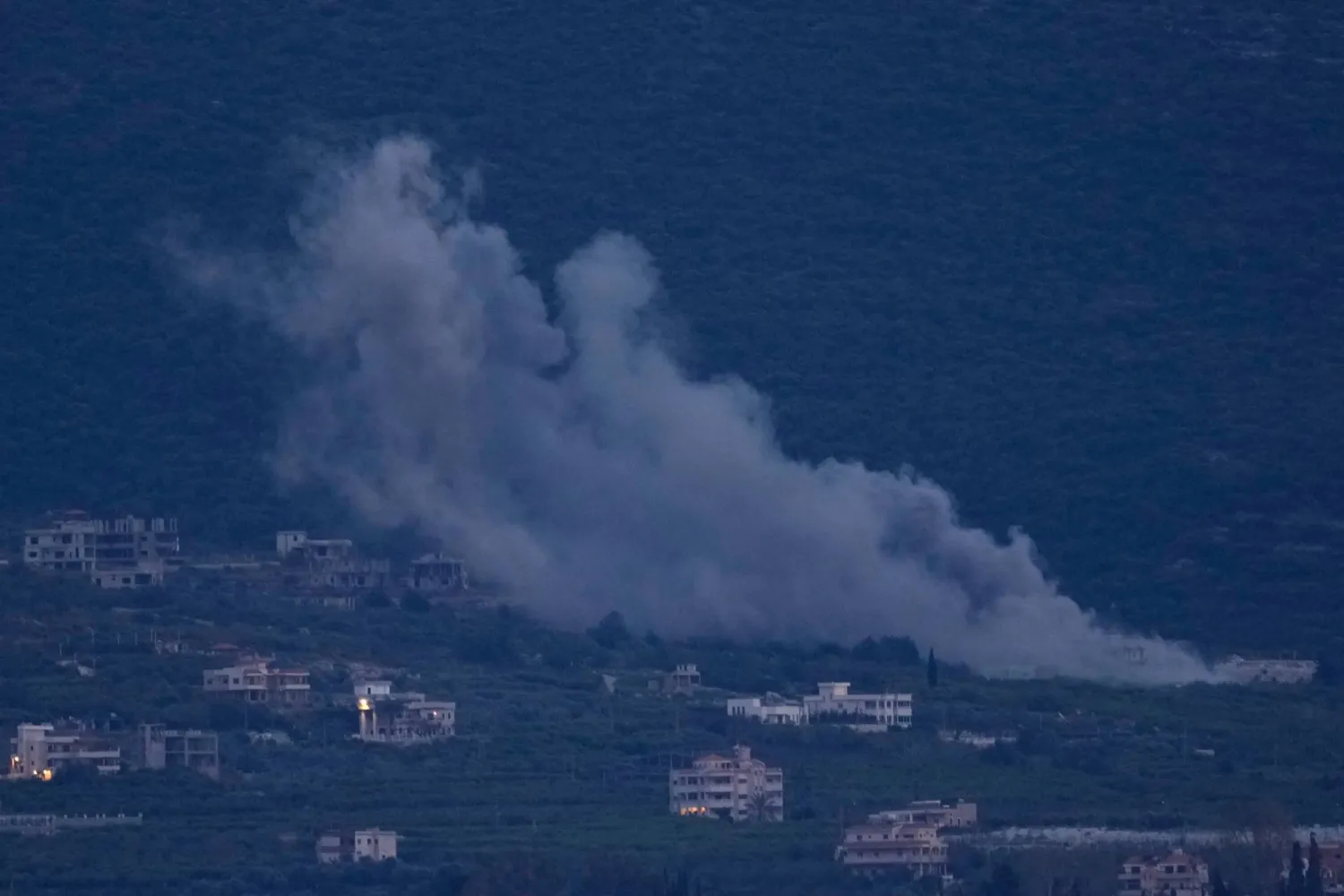 دخان يتصاعد بعد غارة إسرائيلية استهدفت قرية المنصوري كما شوهدت من مدينة صور في جنوب لبنان يوم 26 مارس 2026 (أ.ب)