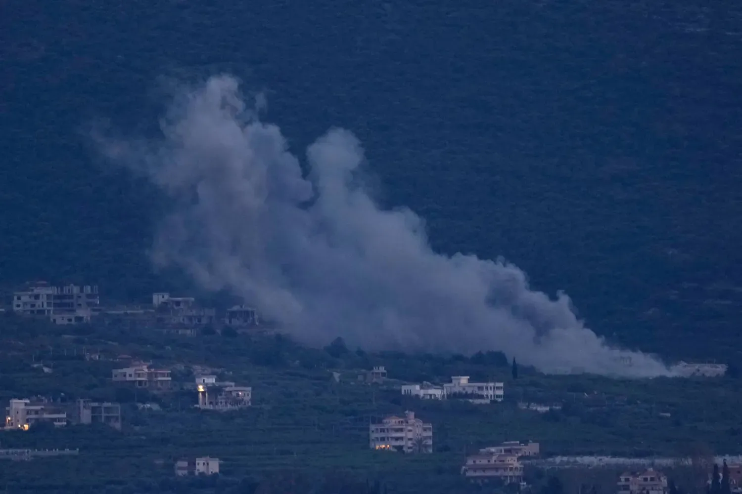  26 Mart 2026'da Lübnan'ın güneyindeki Sur şehrinden çekilen bu fotoğrafta, İsrail'in Mansuri köyünü hedef alan hava saldırısının ardından yükselen duman görülüyor (AP)
