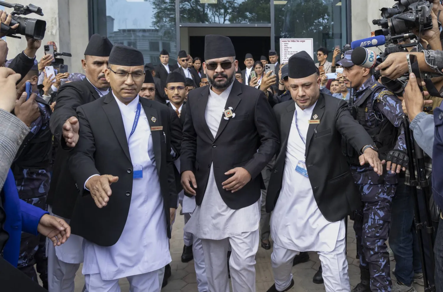 باليندرا شاه (35 عاماً) لدى وصوله لحضور مراسم أداء اليمين لأعضاء البرلمان النيبالي المنتخبين حديثاً في البرلمان الاتحادي في كاتماندو بنيبال 26 مارس 2026 (إ.ب.أ)