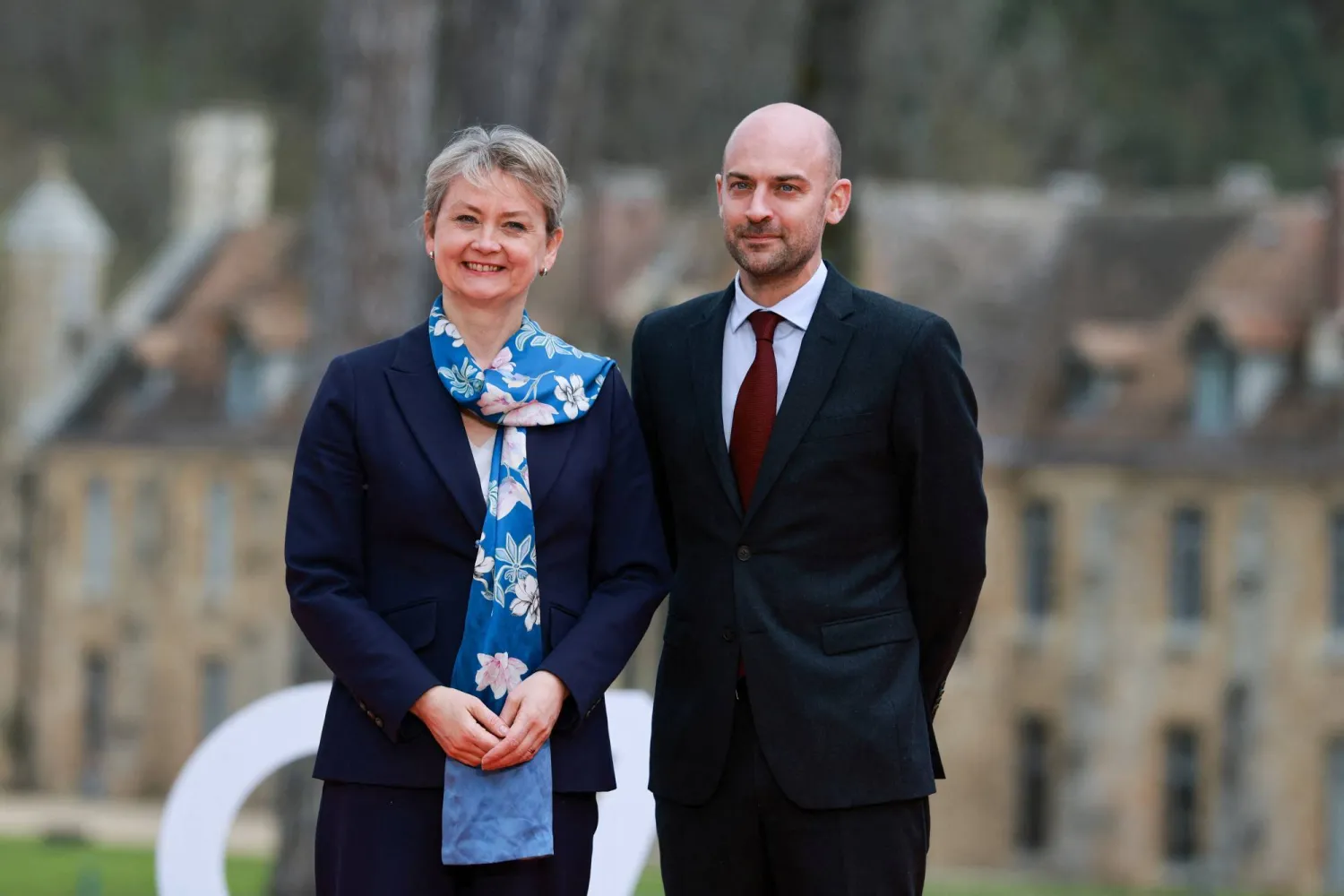 وزيرة الخارجية ​البريطانية إيفيت كوبر مع نظيرها الفرنسي جان نويل بارو في فو دو سيرنيه قرب باريس حيث يُعقد لقاء وزراء خارجية دول مجموعة السبع (رويترز)