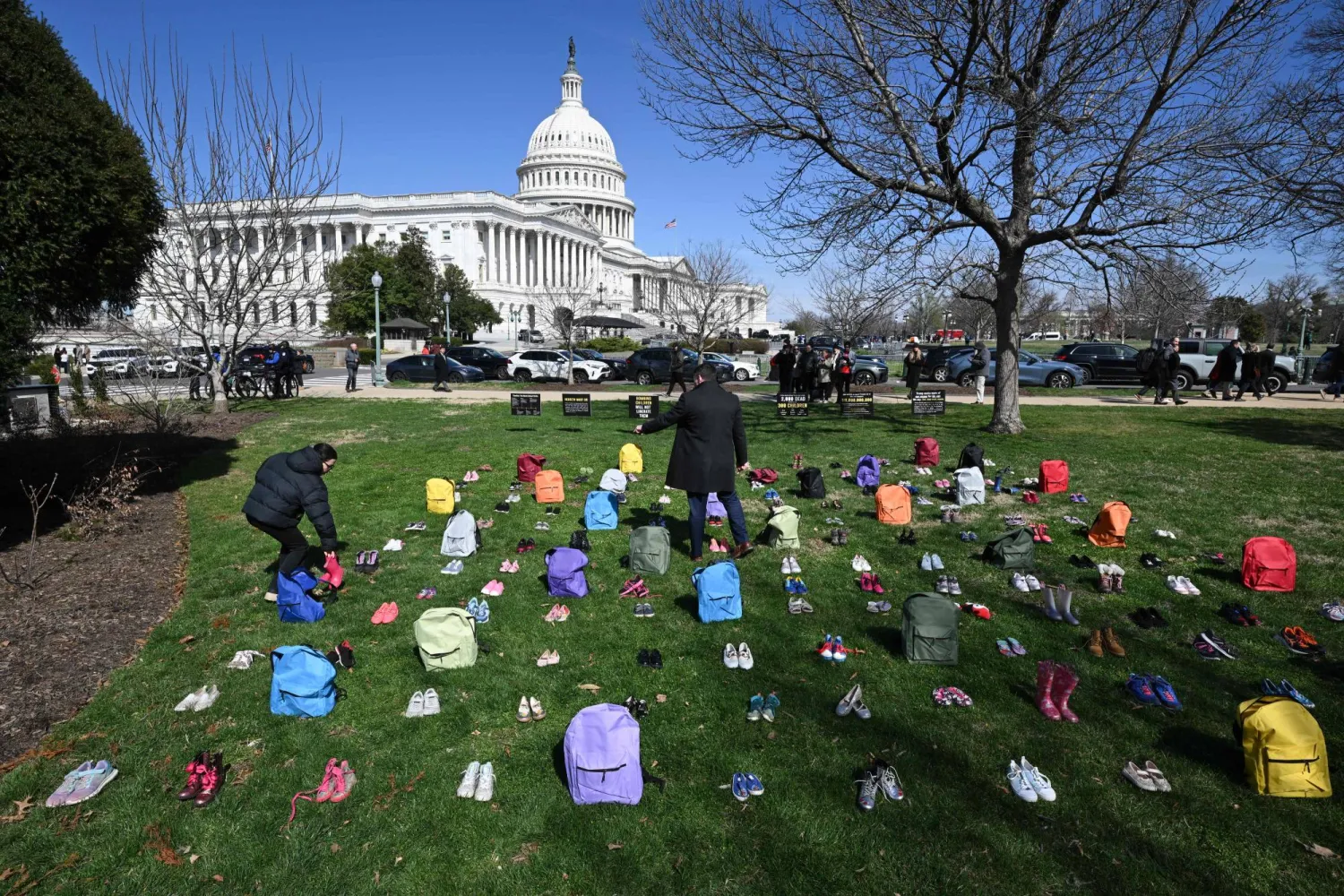 نُصب تذكاري من أحذية وحقائب ترمز إلى ضحايا تفجير مدرسة ميناب الابتدائية في إيران... أمام مبنى الكابيتول الأميركي في العاصمة واشنطن في 18 مارس 2026 (أ.ف.ب)