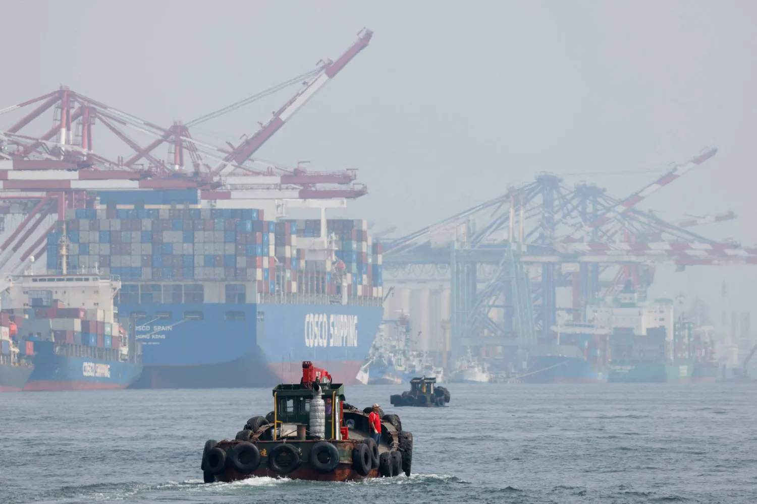 سفن شحن وسفن أخرى في ميناء كاوهسيونغ التايواني في 23 مارس 2026 (رويترز)