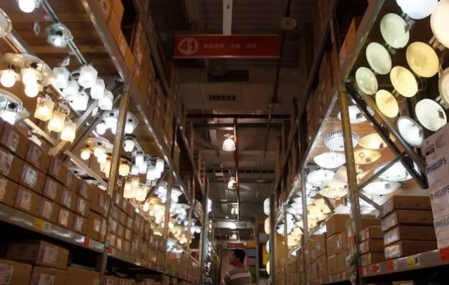 رجل يتجول في قسم المصابيح داخل مركز تسوق في تايبيه (أرشيفية - رويترز)