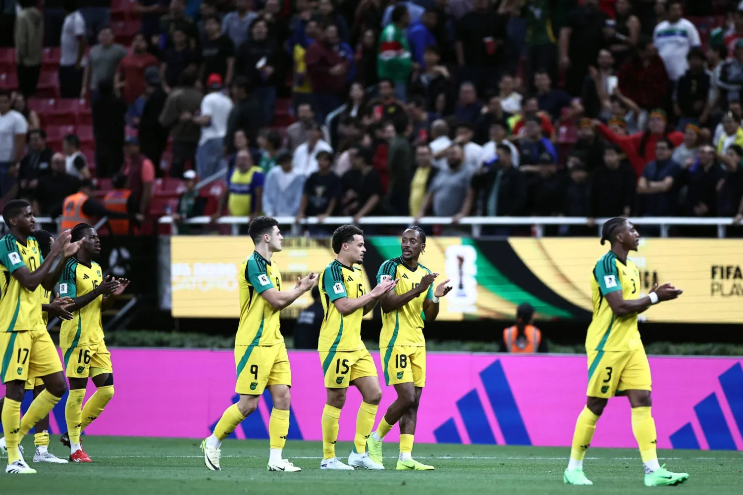 لاعبو جامايكا يحتفلون عقب التأهل لنهائي الملحق (أ.ف.ب)