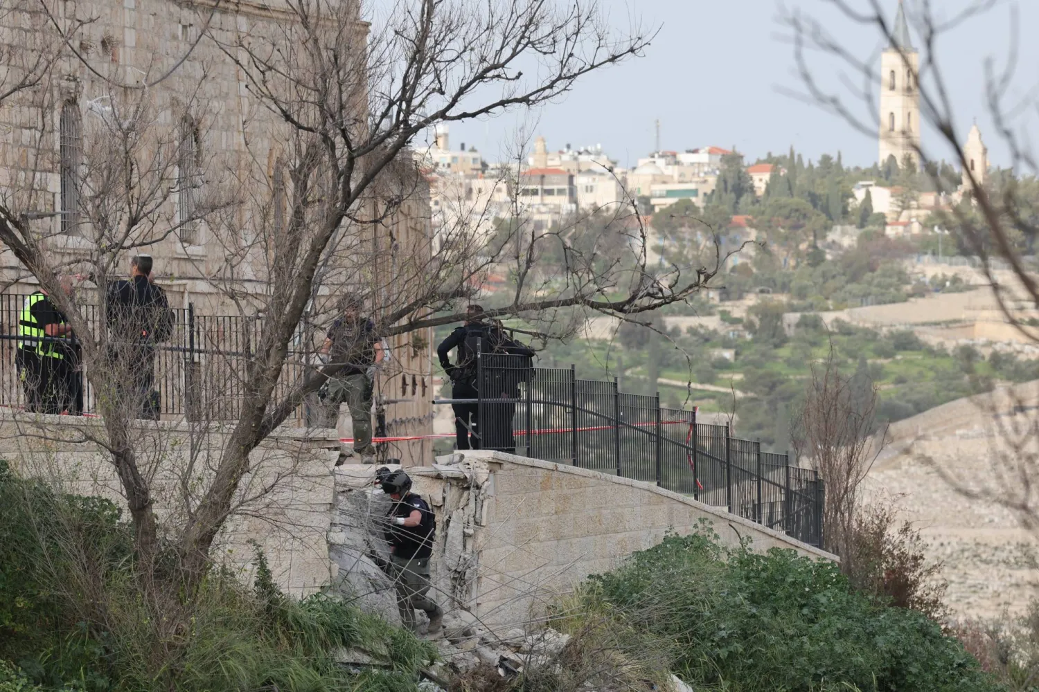 أفراد من الشرطة الإسرائيلية يتفقدون الموقع الذي سقط فيه حطام صاروخ باليستي إيراني في الحي اليهودي بالبلدة القديمة في القدس... 20 مارس 2026 (إ.ب.أ)