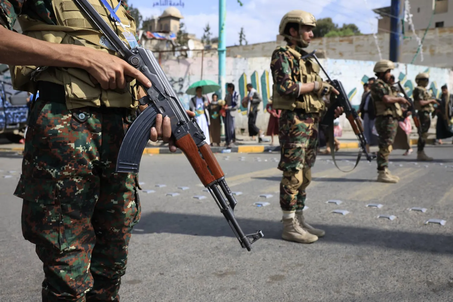 عناصر حوثيون بأحد شوارع صنعاء يحملون رشاشات خفيفة (إ.ب.أ)