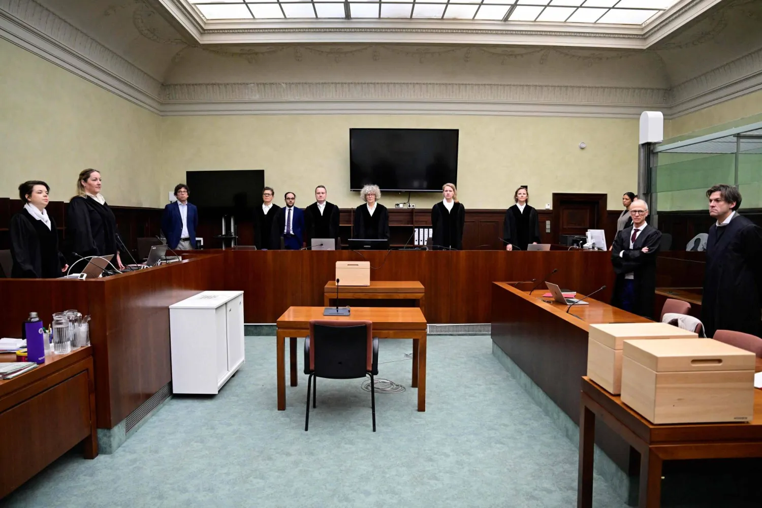 من داخل قاعة محكمة العدل العليا في شونيبيرغ قبل افتتاح محاكمة زعيم ميليشيا سوري متهم بارتكاب جرائم ضد الإنسانية... برلين 27 مارس 2026 (أ.ف.ب)
