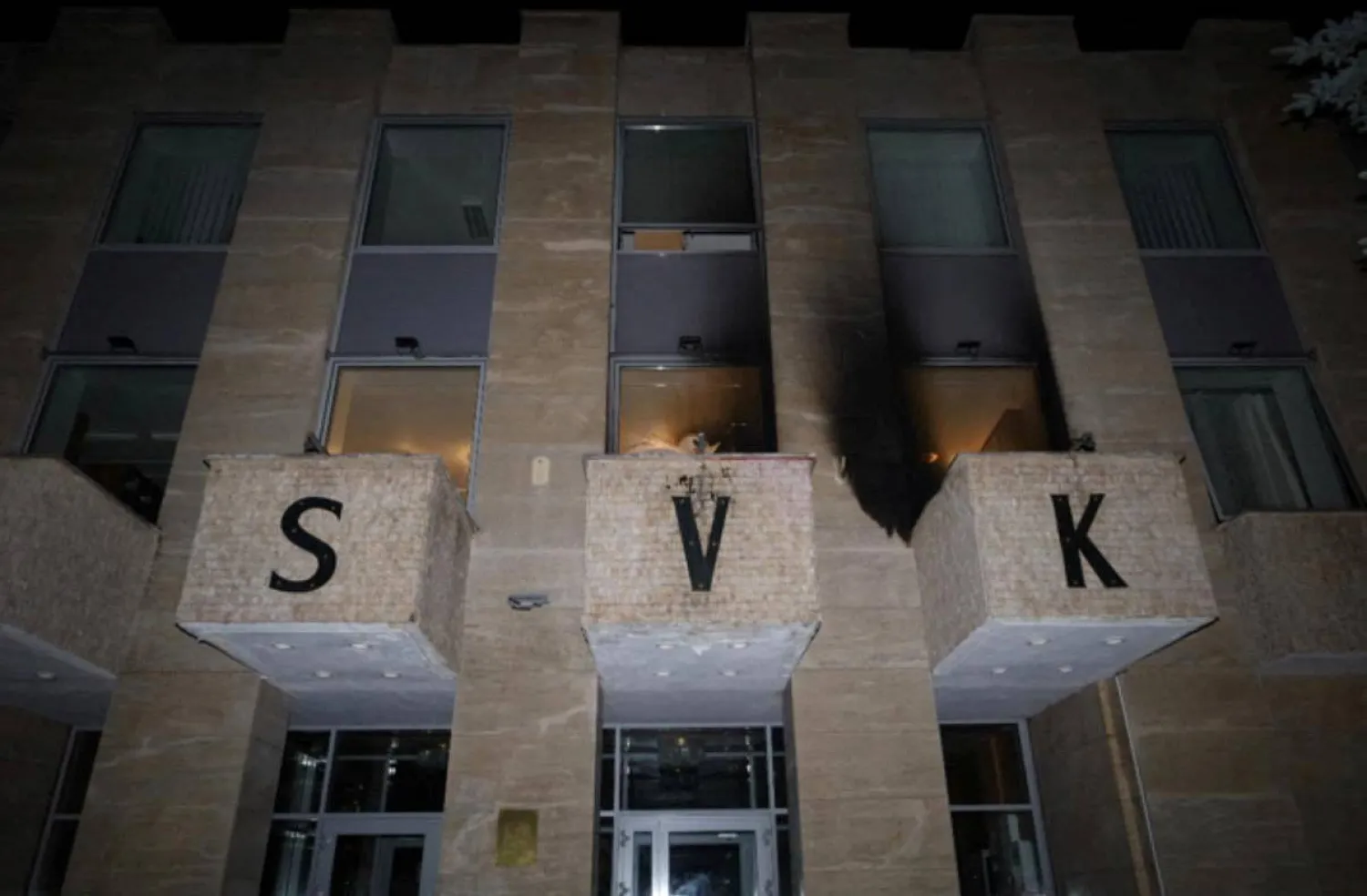 صورة نُشرت في 27 مارس 2026 تظهر واجهة المركز الثقافي الروسي بعد أن ألقى مهاجم مجهول عدة زجاجات مولوتوف على المبنى في براغ عاصمة جمهورية التشيك (رويترز)