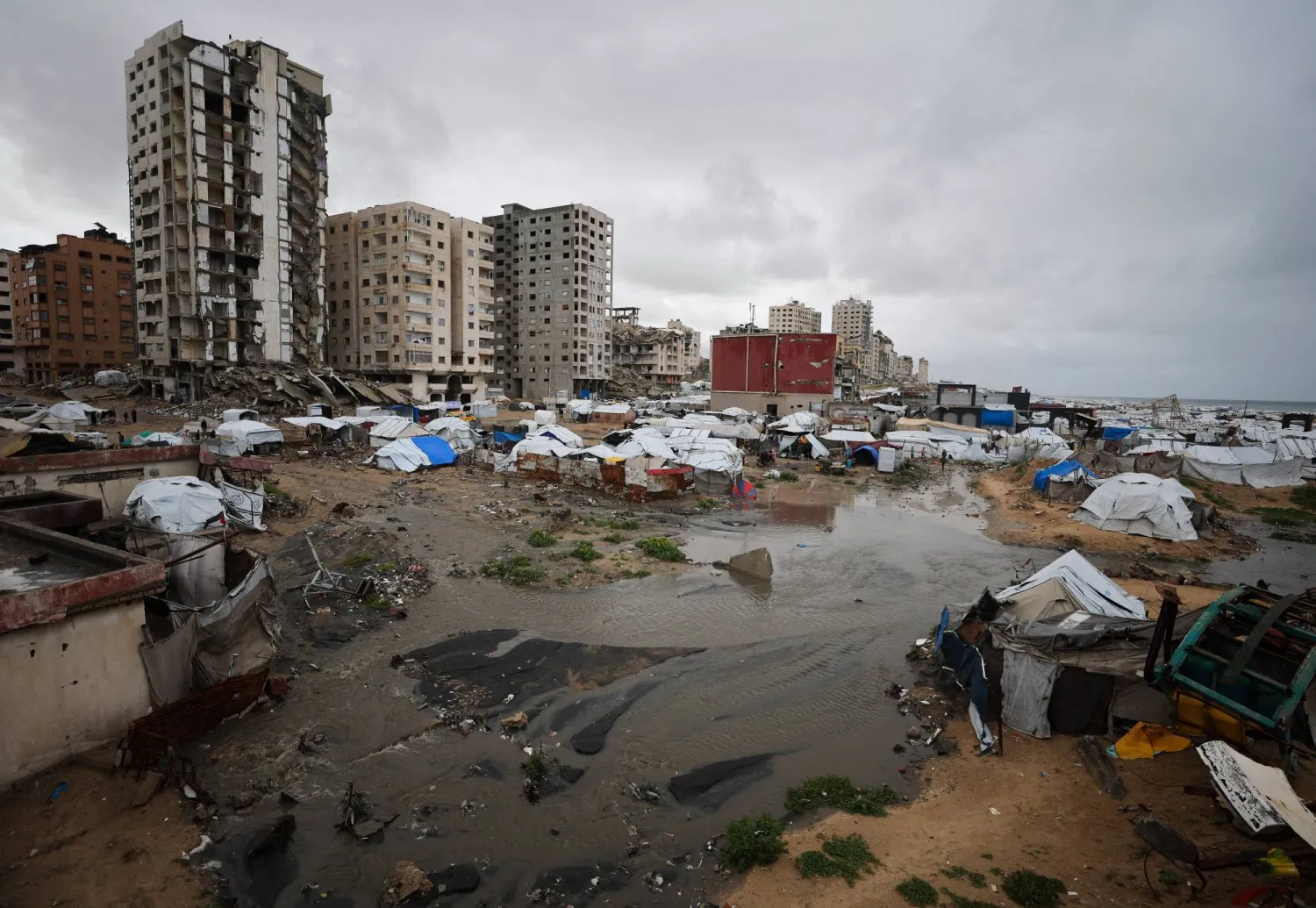 لاجئون فلسطينيون يحتمون في مخيم بمدينة غزة في يوم ممطر... 26 مارس 2026 (رويترز)