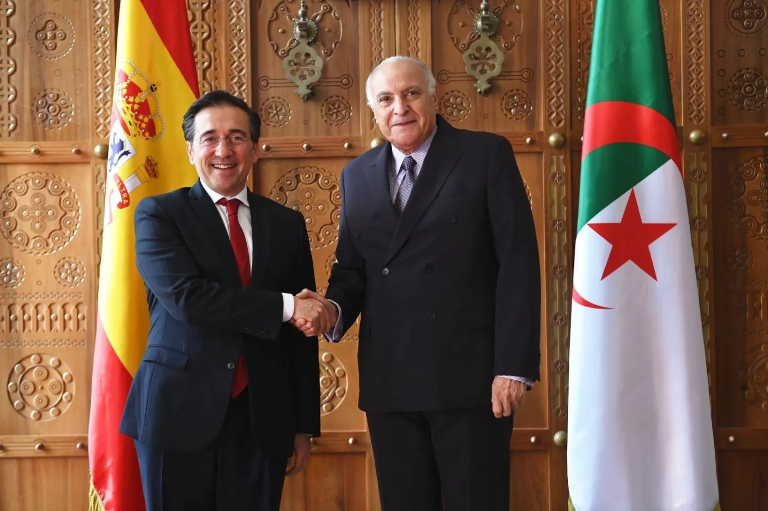 وزيرا الخارجية الجزائري والإسباني خلال لقائهما في العاصمة الجزائرية (وزارة الخارجية الجزائرية)