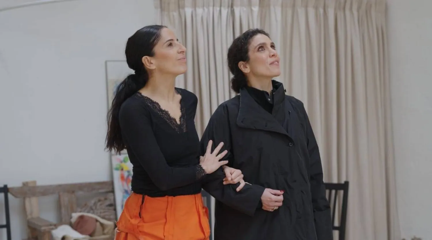 تحمل أرضها في صوتها وتزرعها فنّاً فوق الخشبة (سينتيا كرم)