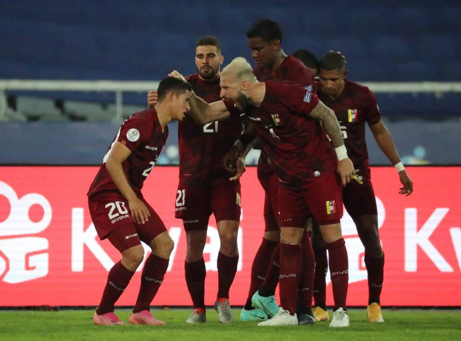 منتخب فنزويلا حقق انتصارا كبيرا على منتخب ترينداد وتوباغو (رويترز)