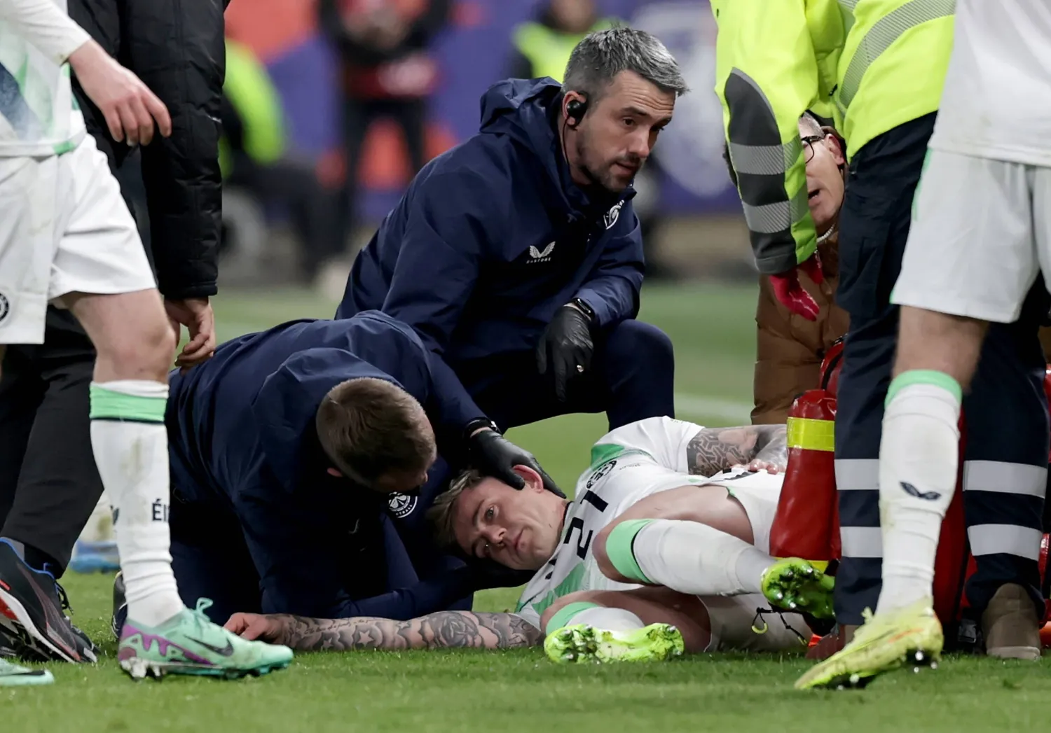 سامي شموديتش مهاجم منتخب آيرلندا لحظة إصابته في مواجهة التشيك (إ.ب.أ)