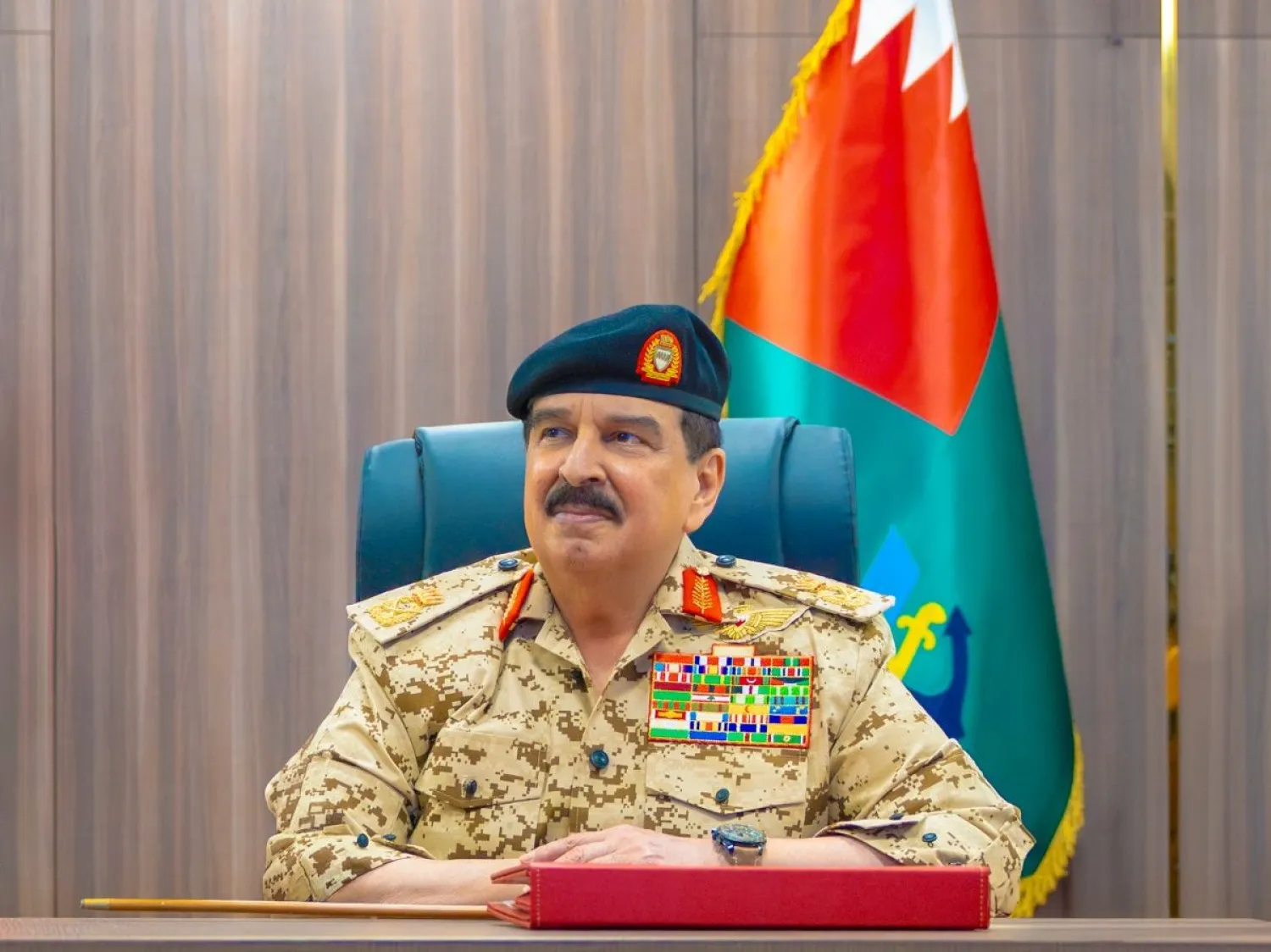 الملك حمد بن عيسى لدى لقائه ضباطاً من «قوة دفاع البحرين» الجمعة (بنا)