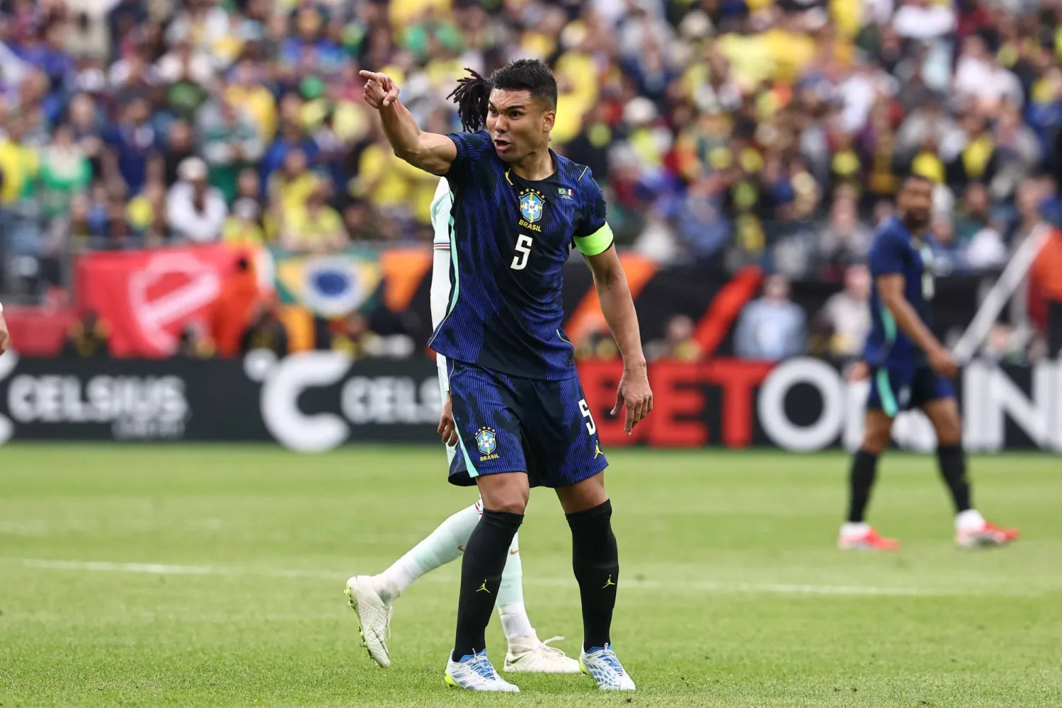 البرازيلي كاسيميرو لاعب مان يونايتد (رويترز)