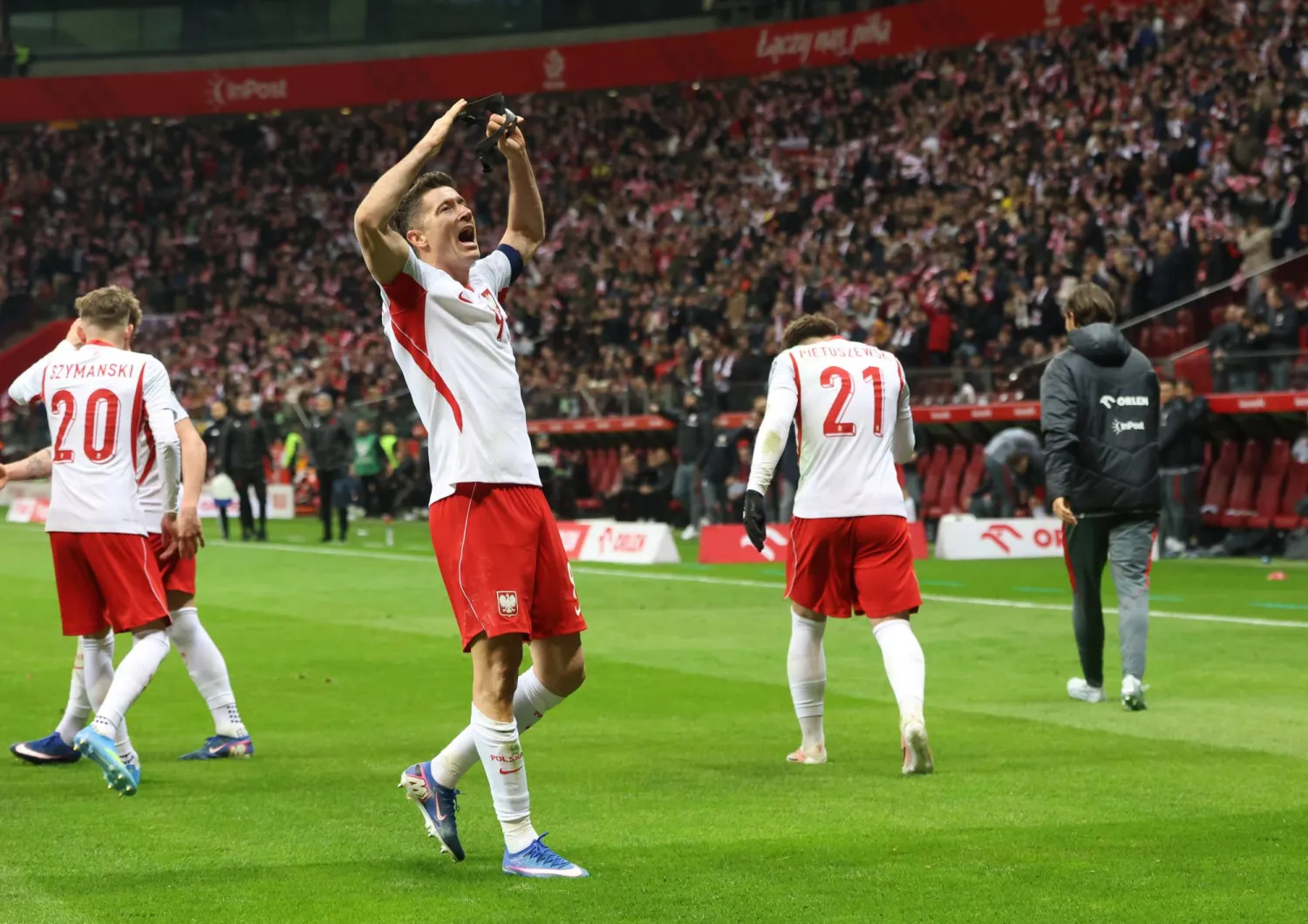 البولندي روبرت ليفاندوفسكي سجل لبلاده في ملحق التأهل للمونديال (د.ب.أ)