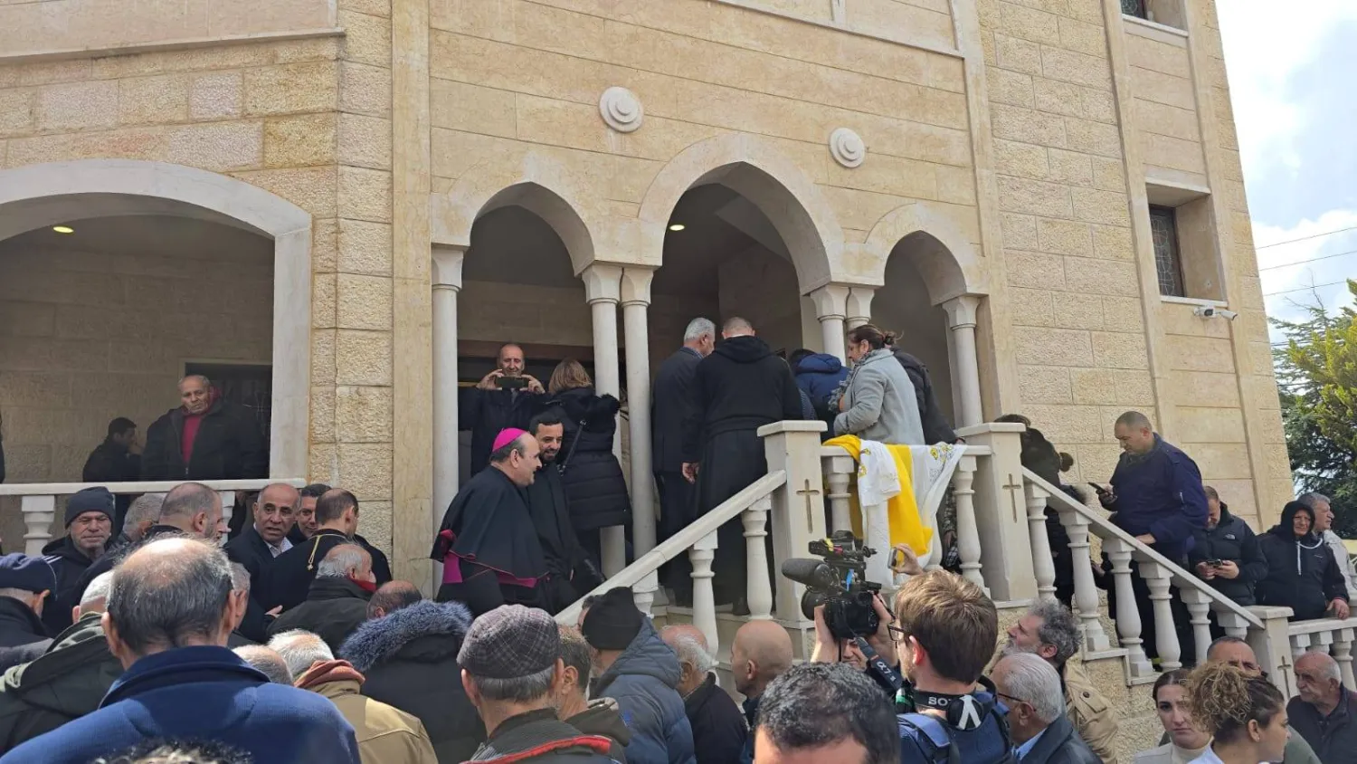 السفير البابوي في إحدى كنائس الجنوب (وكالة الأنباء المركزية)