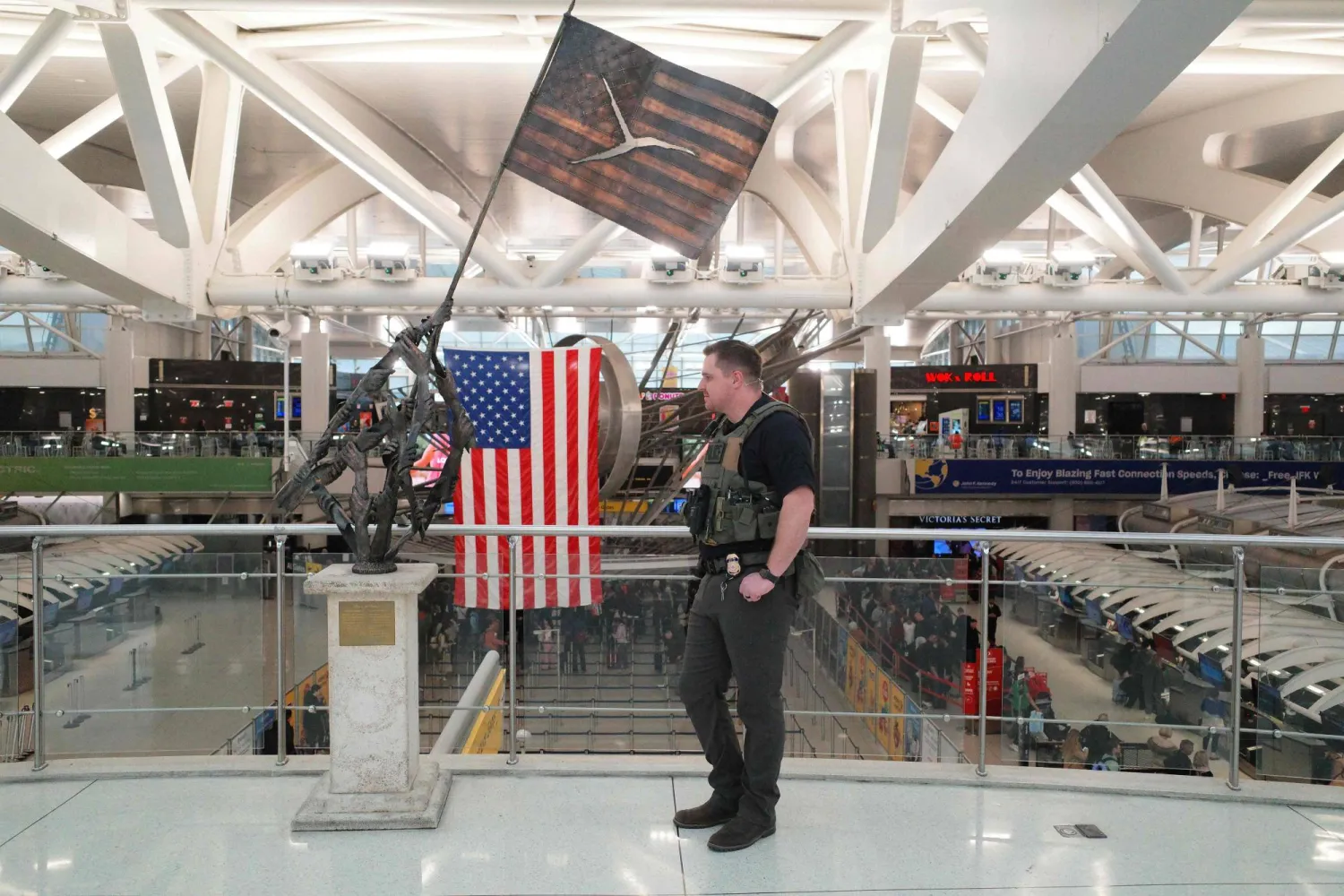 عملاء من دائرة الهجرة والجمارك (آيس) ينفّذون دوريات بمبنى الركاب بمطار جون إف كيندي الدولي في نيويورك (أ.ف.ب)