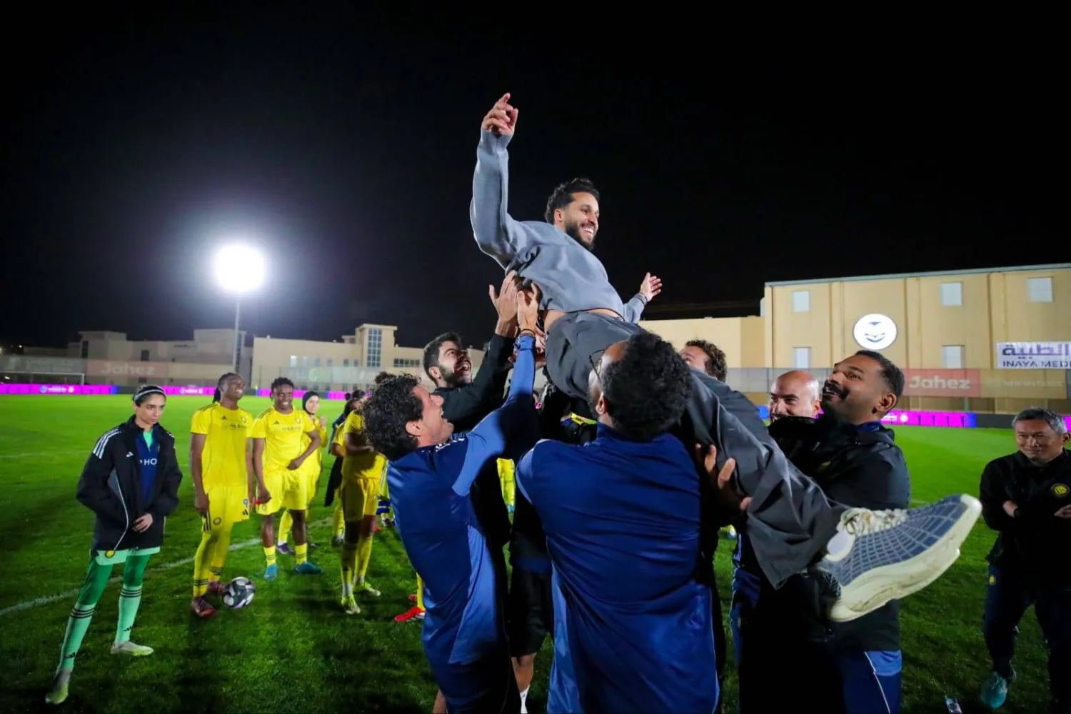 العلوني محتفلاً مع الجهاز الفني باللقب (نادي النصر)