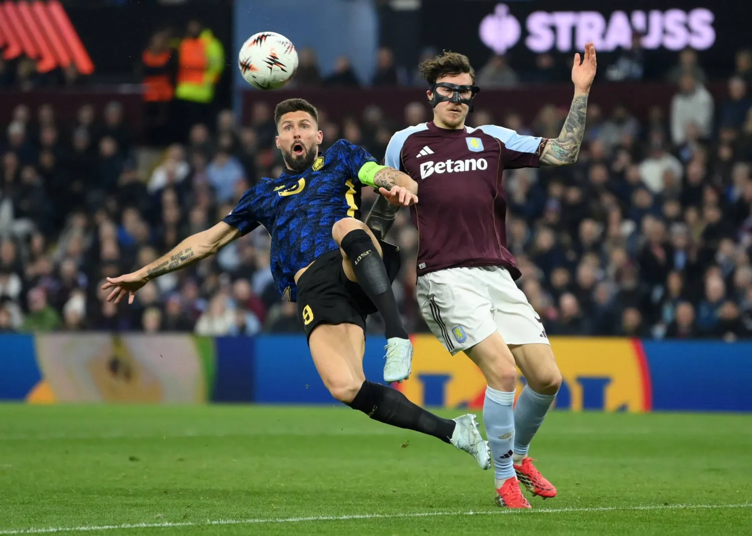 عقوبات على ليل الفرنسي بعد مواجهة أستون فيلا الإنجليزي (رويترز)