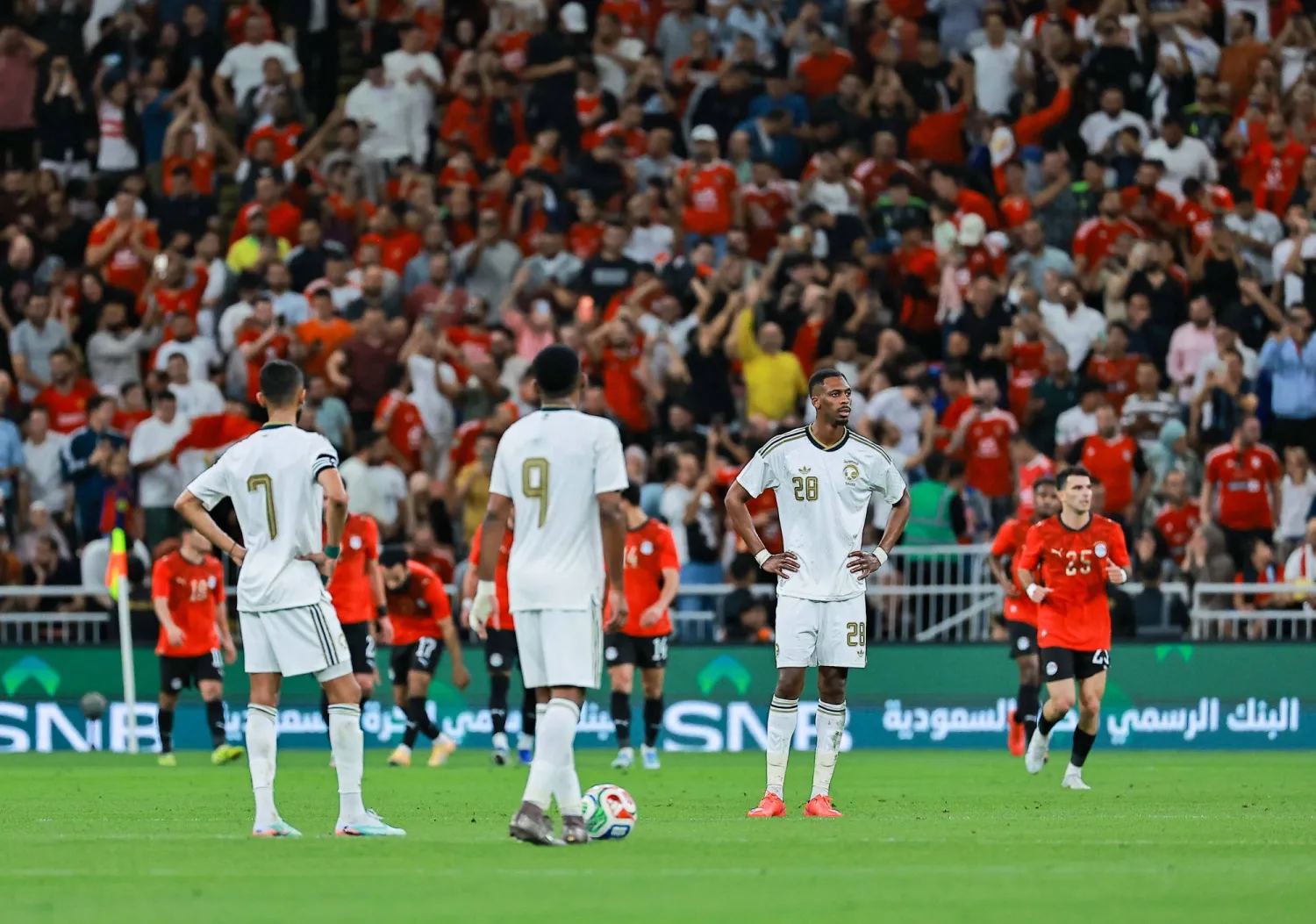 انتقادات لاذعة لأداء المنتخب السعودي في المباراة (تصوير: محمد المانع)