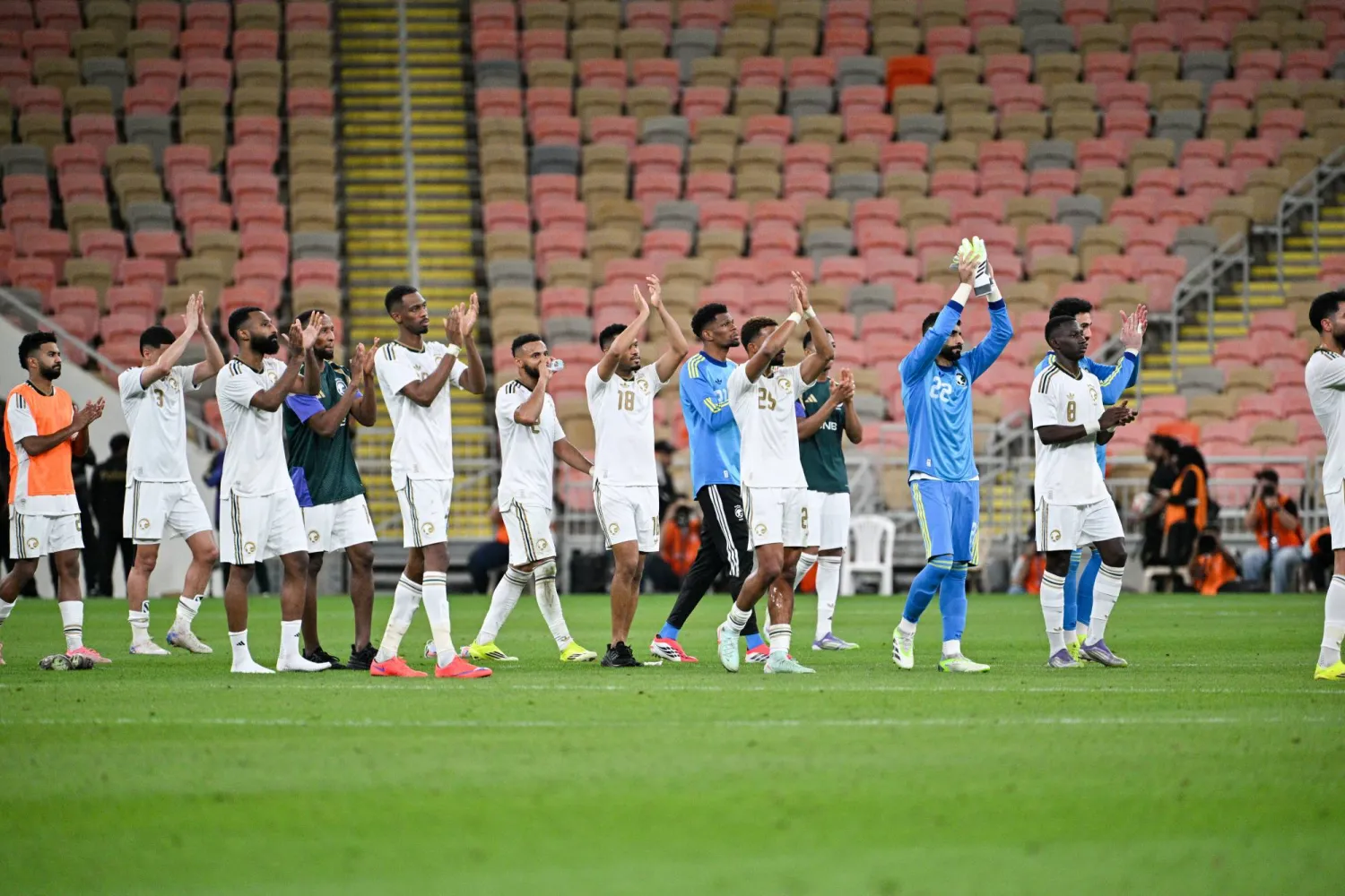 ليلة غاب فيها الأخضر عن الحضور الذهني والبدني (تصوير: علي خمج) 