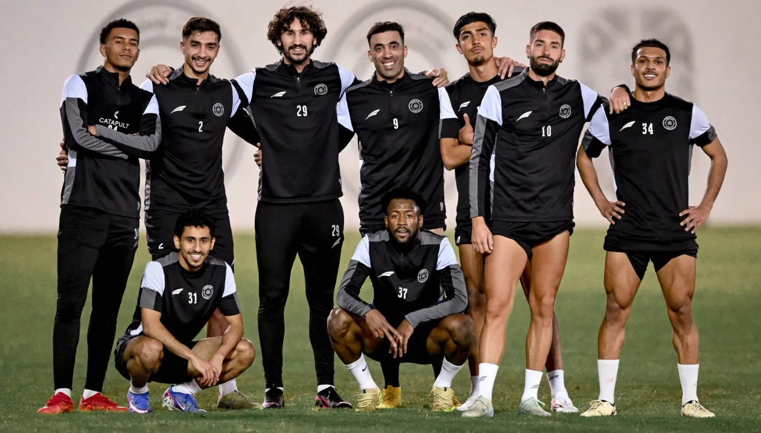 لاعبو الشباب في لقطة جماعية بعد نهاية المران (موقع النادي)