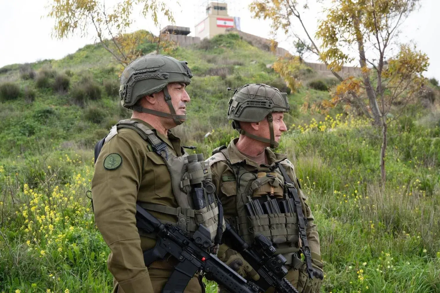 İsrail Genelkurmay Başkanı ve Kuzey Komutanlığı komutanı, Güney Lübnan'daki askerleri denetlerken (İsrail Ordusu)