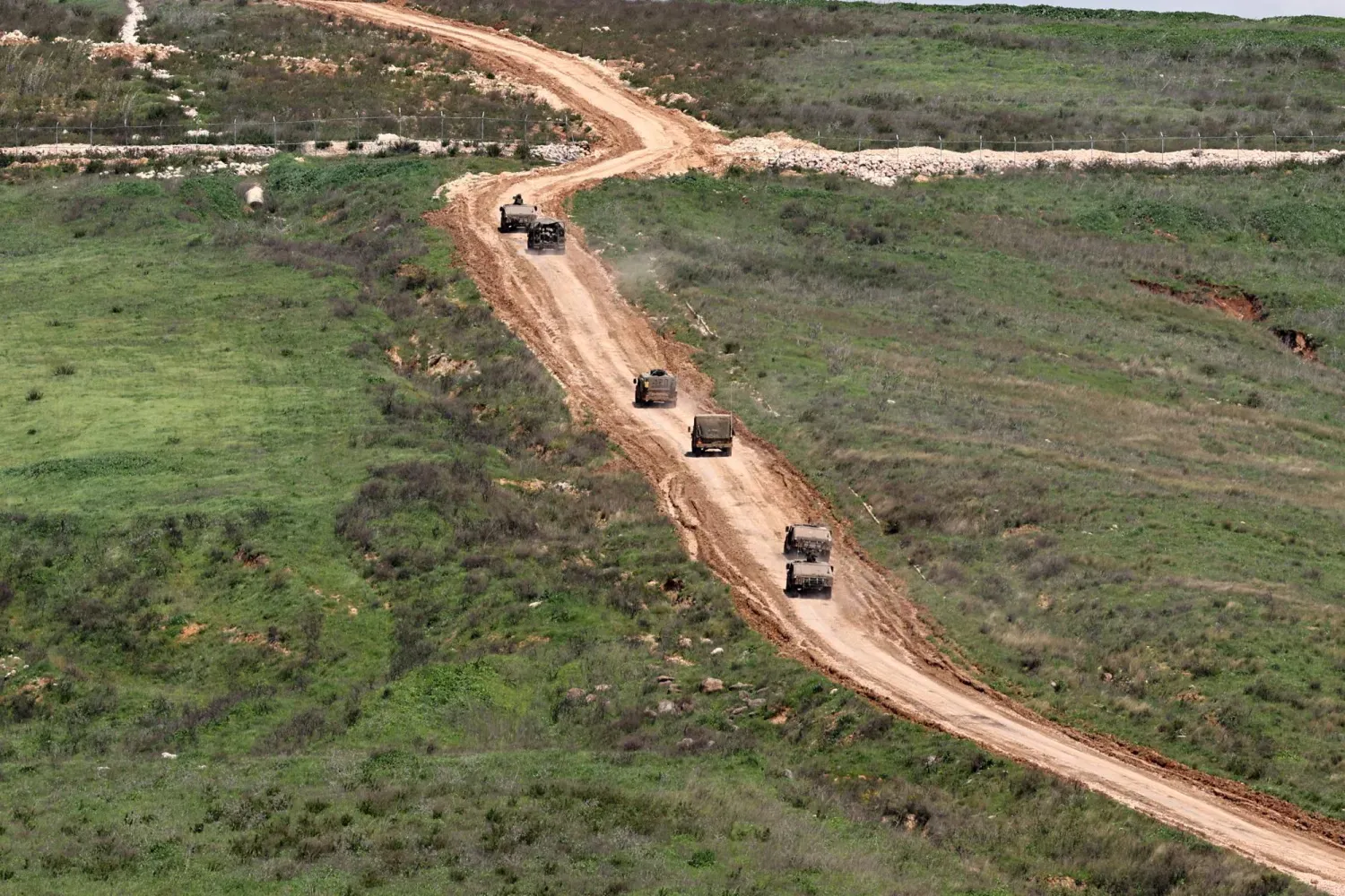 İsrail askeri araçları, sınırın Lübnan tarafında manevralarının İsrail'in kuzeyindeki Üst Celile'den görünüşü (EPA)