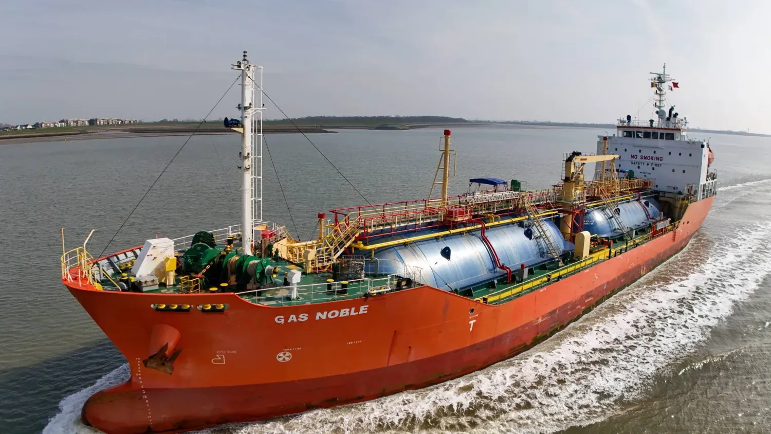 Marshall Adaları bayrağını taşıyan bir gaz tankeri Hollanda sularında seyrediyor (EPA)