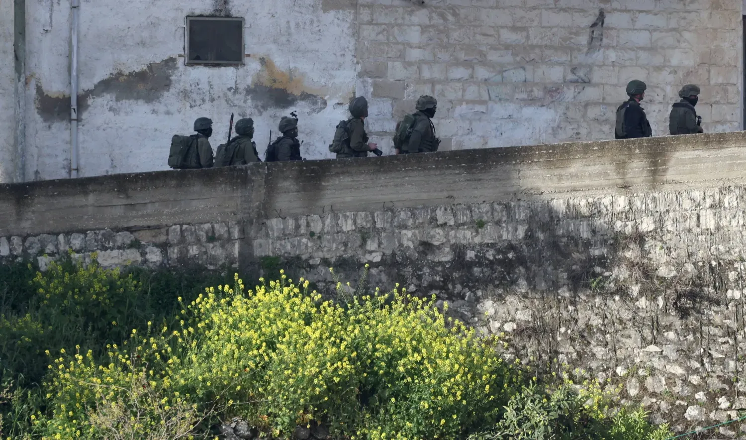 İsrail güçleri, Batı Şeria'nın Nablus kentinde bir evin yıkılmasının ardından arama operasyonu düzenledi (EPA)