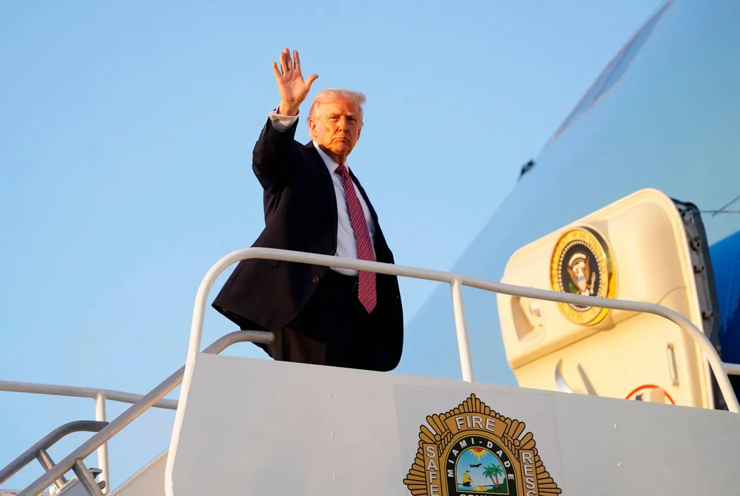 ABD Başkanı Donald Trump, Air Force One uçağıyla Miami'den ayrılıyor (AFP)