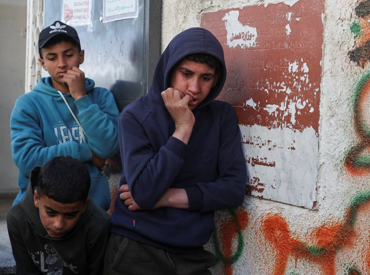 فتيان فلسطينيون يشاركون في تشييع قتلى سقطوا بغارة إسرائيلية في مدينة غزة السبت (رويترز)