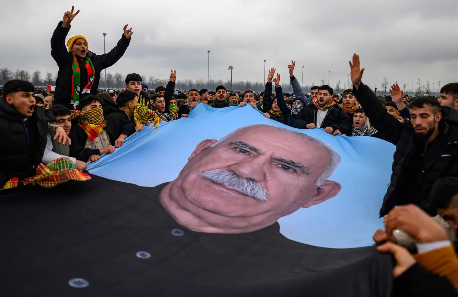 صورة كبيرة لأوجلان رفعها أكراد مشاركون في احتفالات عيد «نوروز» بإسطنبول في 22 مارس مطالبين بإطلاق سراحه (أ.ف.ب)