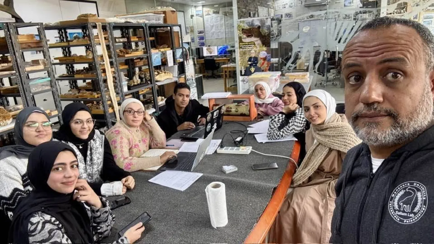 هشام سلام وعدد من طلابه في مركز جامعة المنصورة للحفريات الفقارية (سلام لاب)