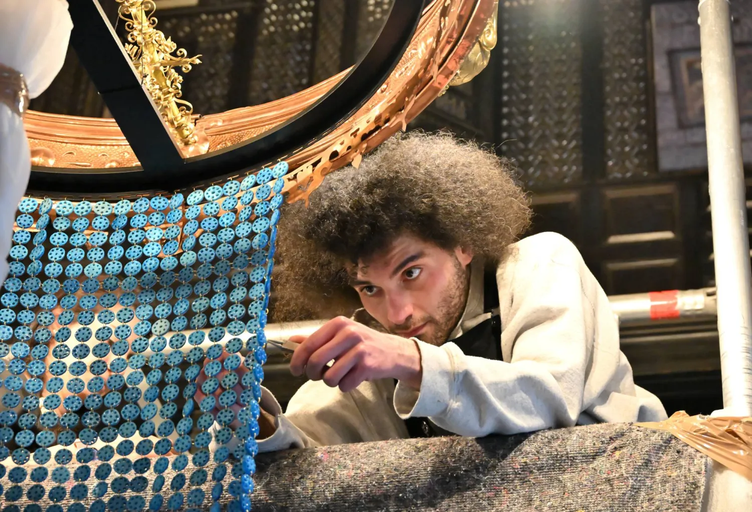 رمزي ملاط أثناء تركيب عمله في قاعة العرب بمتحف «ليتون هاوس» بلندن (الفنان)