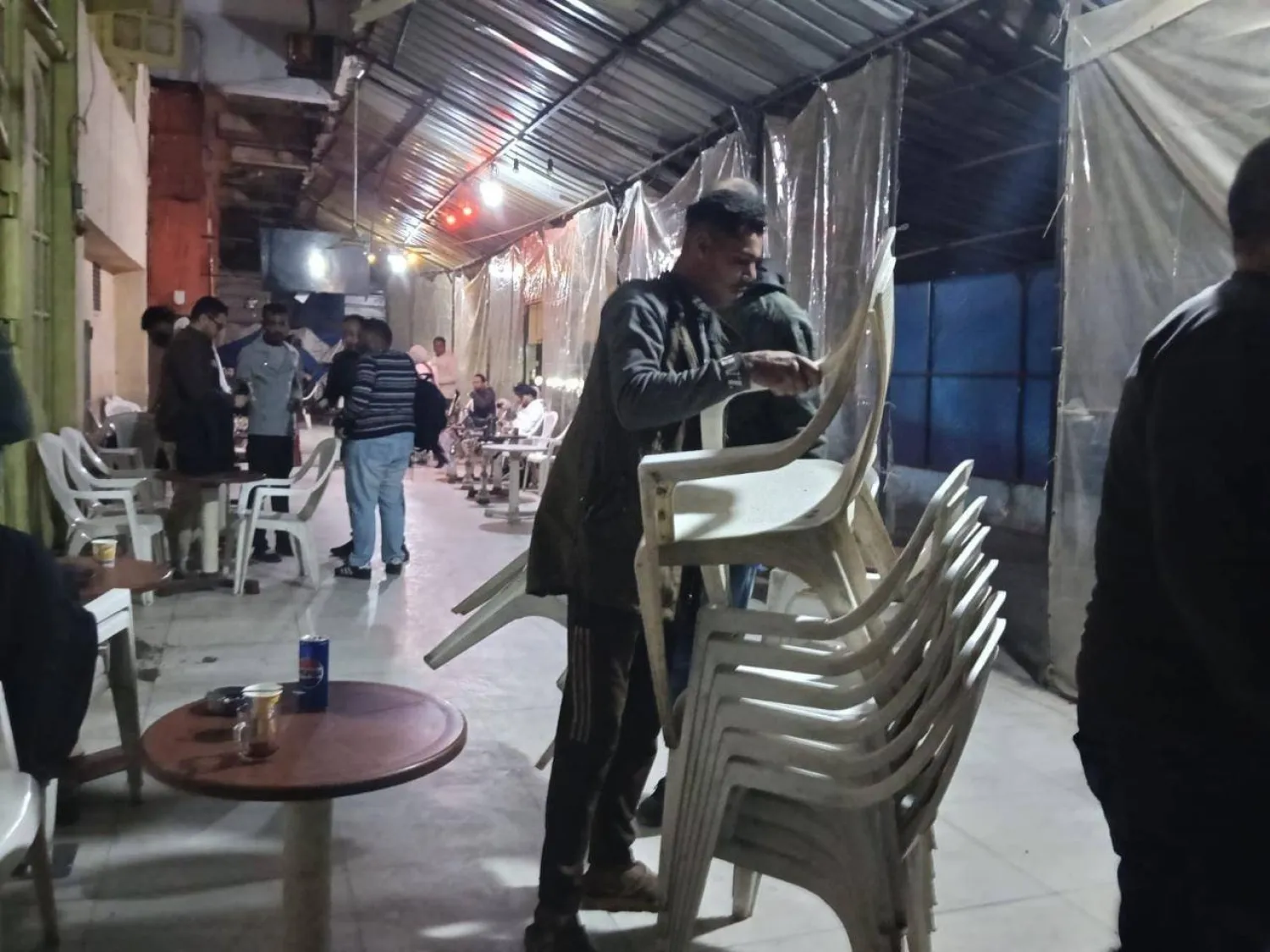 الحكومة المصرية قررت إغلاق المقاهي والكافيهات مبكراً ابتداء من السبت (وزارة التنمية المحلية)