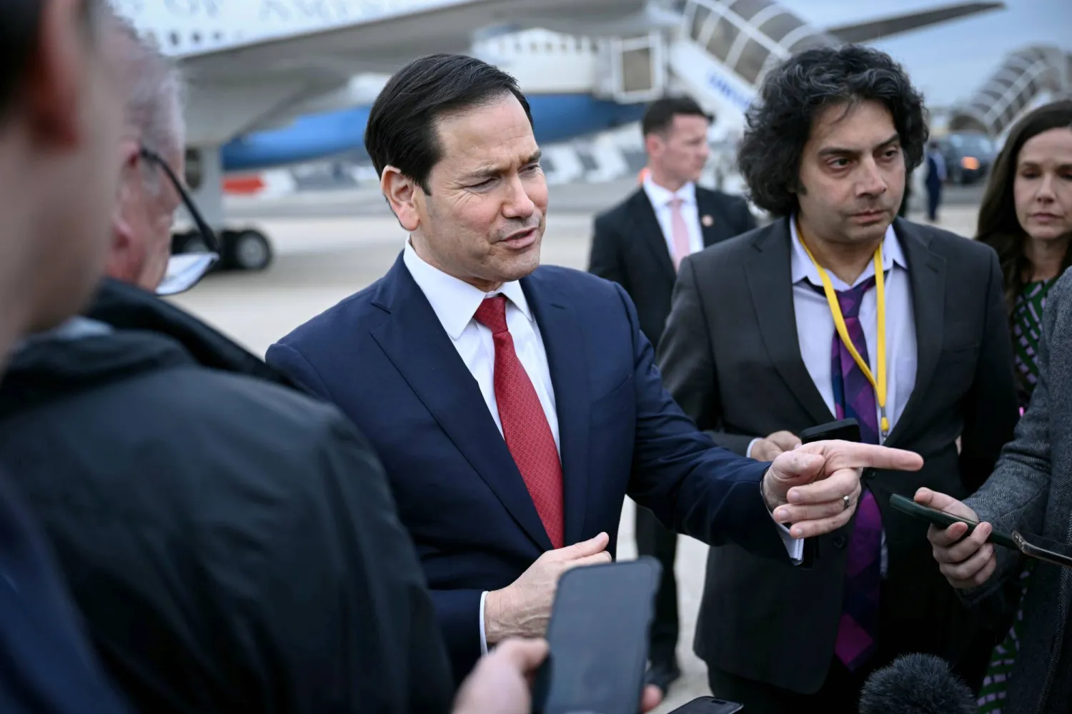 روبيو متحدّثاً مع صحافيين قبل مغادرة فرنسا بعد انتهاء أعمال مجموعة السبع في 27 مارس (أ.ب)