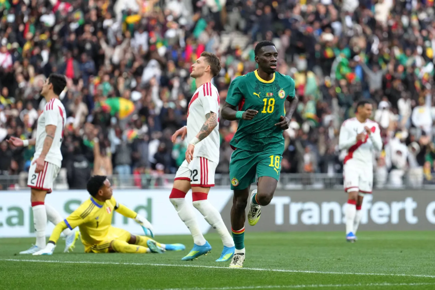 إسماعيلا سار يحتفل بعد تسجيله الهدف الثاني للسنغال في بيرو (أ.ب)