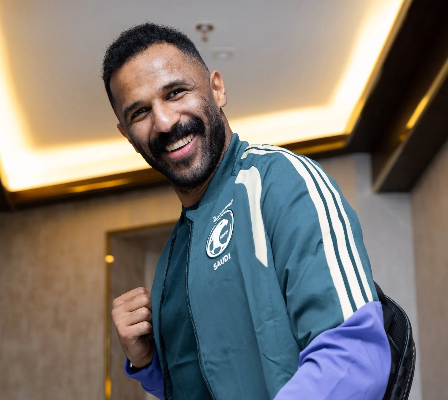 العويس لدى مرافقته بعثة الأخضر إلى صربيا (المنتخب السعودي)