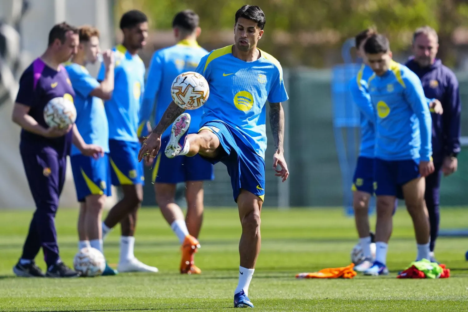 كانسيلو خلال تدريب سابق مع برشلونة (إ.ب.أ)