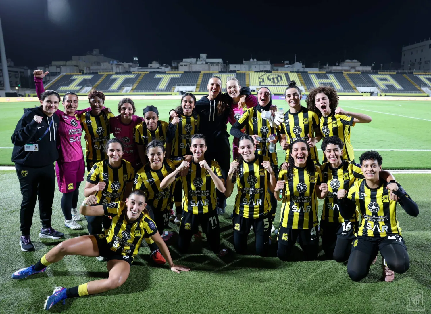 لاعبات الاتحاد يحتفلن بالفوز على القادسية (موقع النادي)