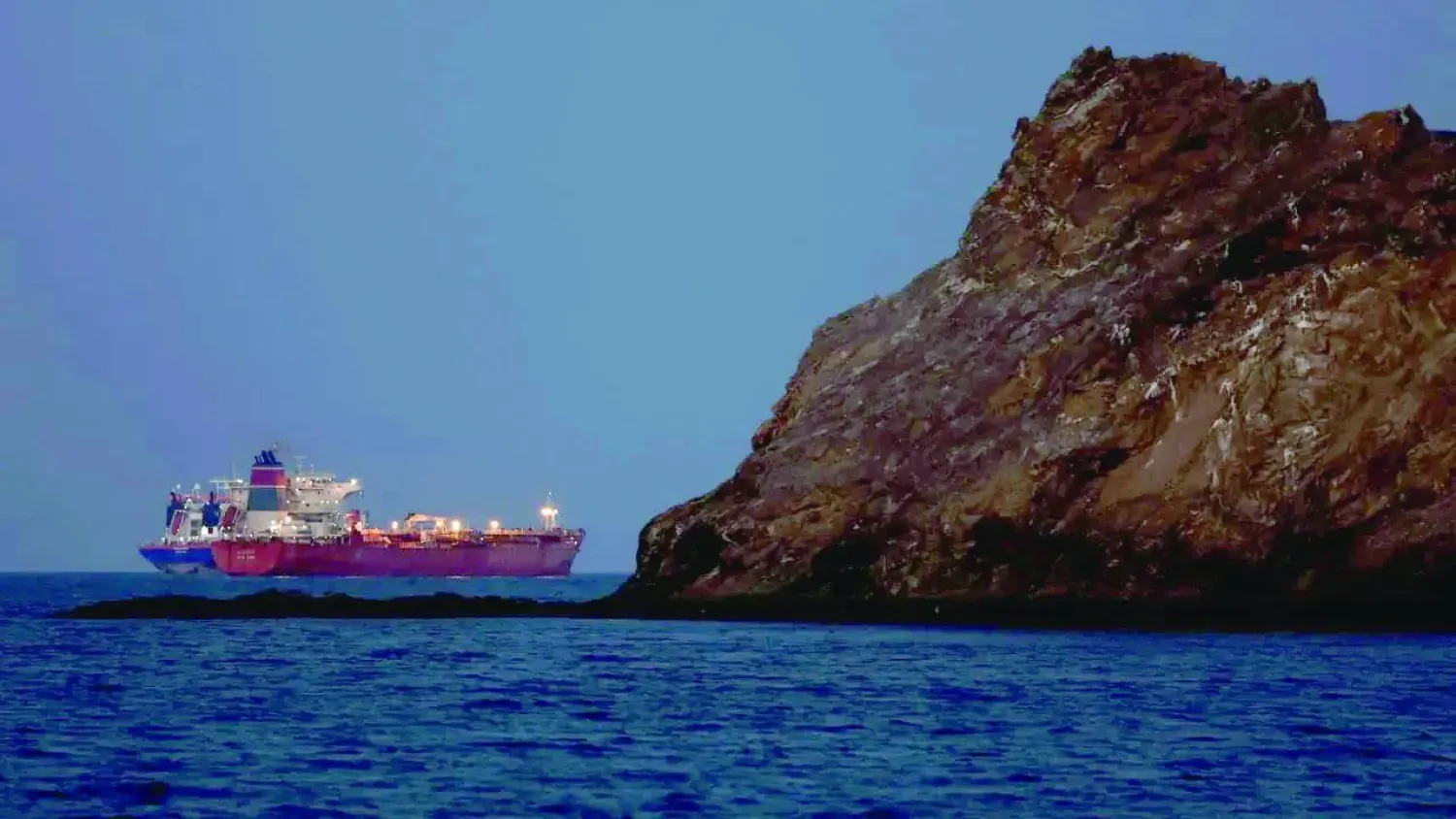 Bir petrol tankeri Hürmüz Boğazı'ndan geçiyor (Reuters)