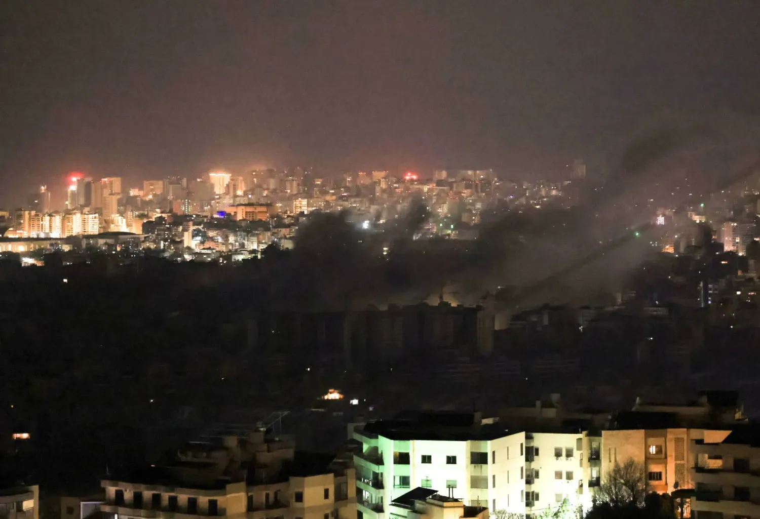 İsrail'in hava saldırısının hedefi olan Beyrut'un güney banliyölerinden duman yükseliyor (Reuters)
