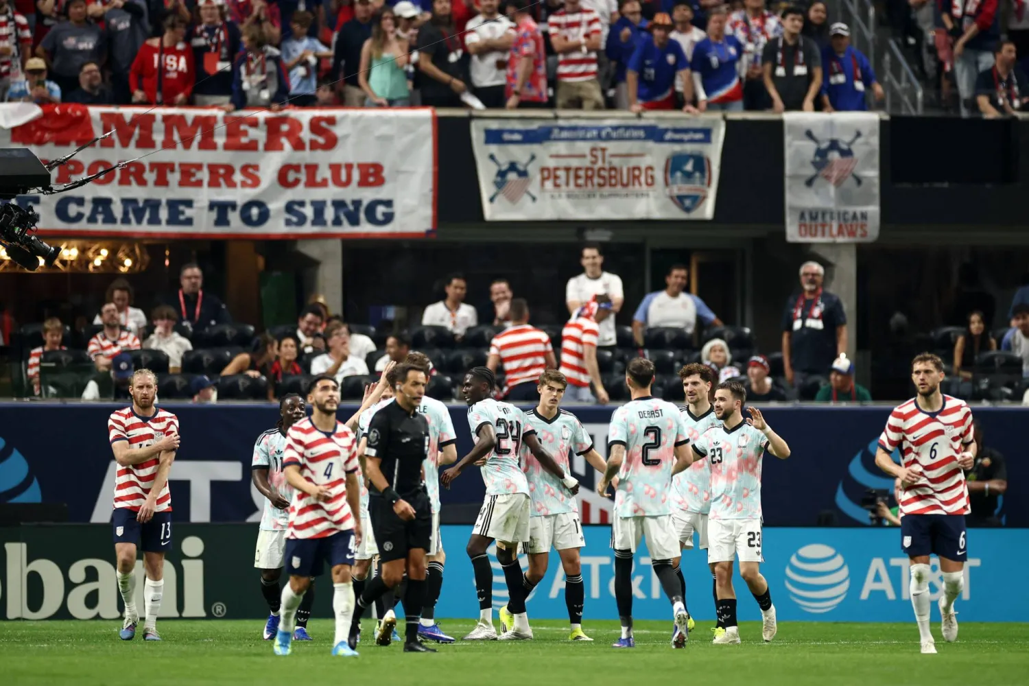 لاعبو بلجيكا يحتفلون بأحد أهدافهم في المباراة (أ.ف.ب)