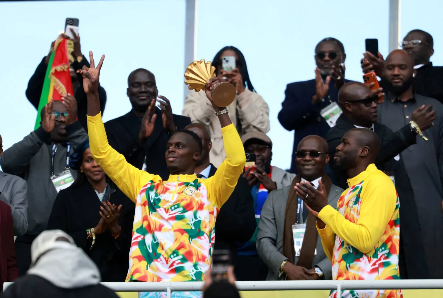 ميندي خلال الاحتفال بكأس أفريقيا قبل ودية البيرو ويبدو كوليبالي لاعب الهلال (رويترز)