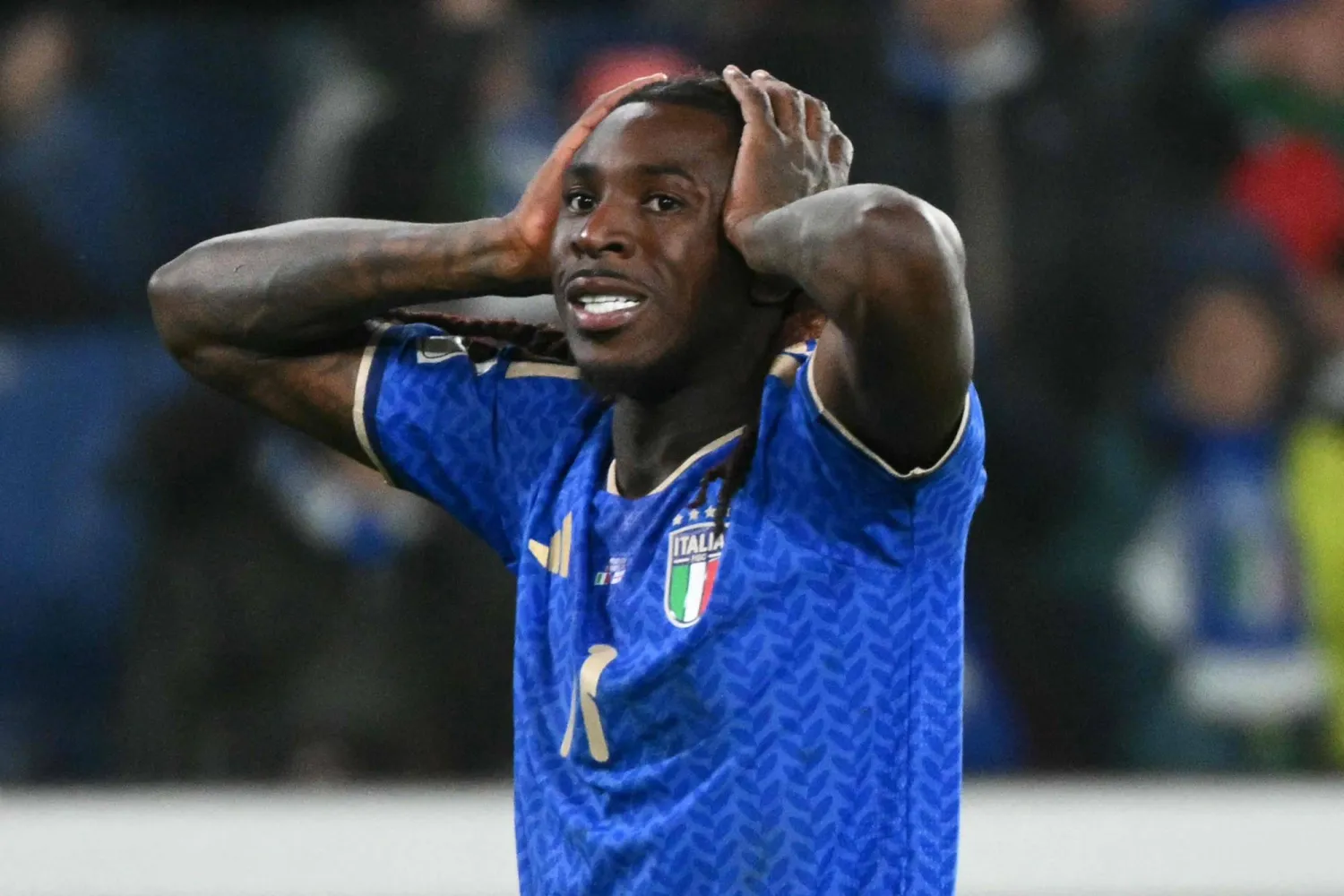 الإيطالي مويس كين متفاعلا مع مجريات المباراة الأخيرة أمام آيرلندا (أ.ف.ب)